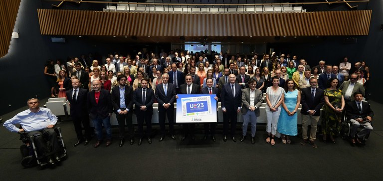 Foto de familia de la presentación del cupón
