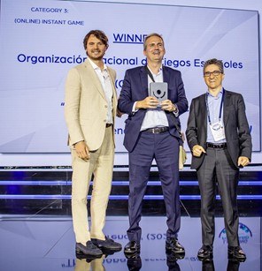 Alfonso Galiano y Óscar Castro, recogiendo el premio en representación de la ONCE