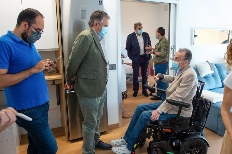 Momento de la visita al apartamento  adaptado del Hospital de Parapléjicos de Toledo
