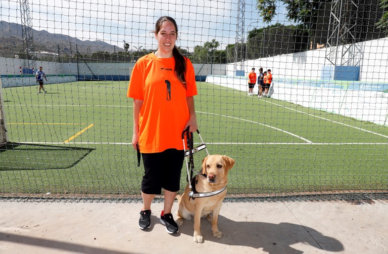 Cristina Rochel y su perro guía