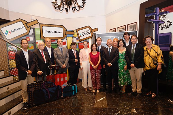 Foto fe familia ganadores y autoridades Solidarios Illes Balears