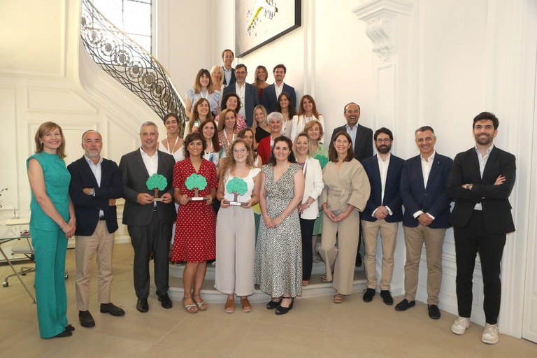 Foto de familia del momento de la entrega del reconocimiento a Ilunion