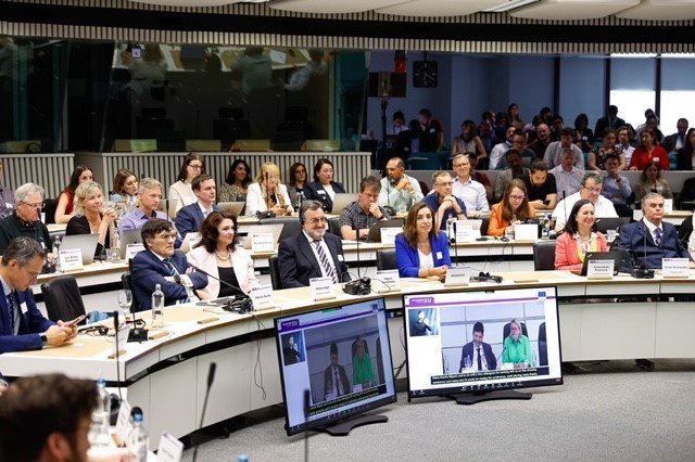 Hemiciclo de la Comisión durante la presentación