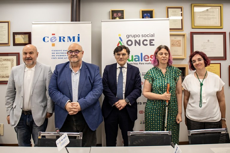 Foto de familia de los firmantes del acuerdo