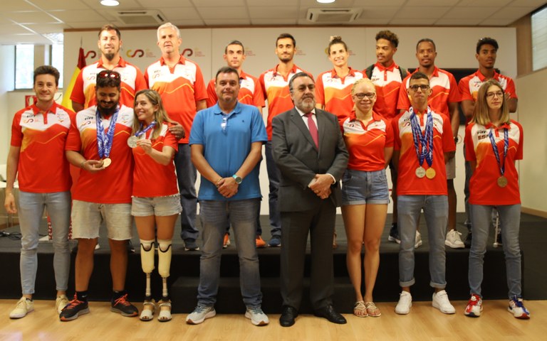Francos y Carballeda posan con los atletas