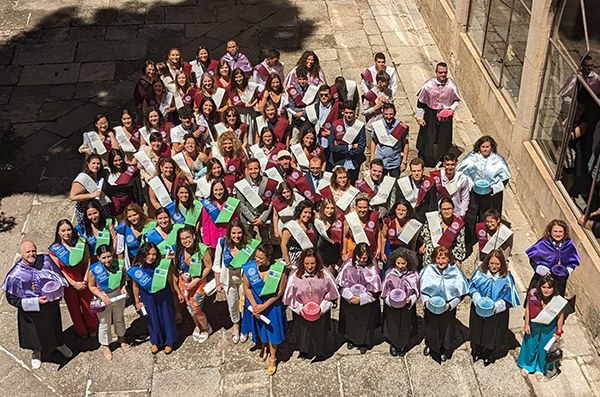 Foto de familia de los graduados en 2022/2023