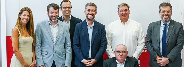 Foto de familia del consejero  de la CAM junto a los responsables de la gestión de este servicio