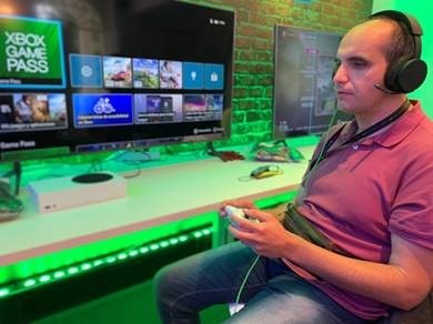 Jugador de videojuegos con discapacidad visual