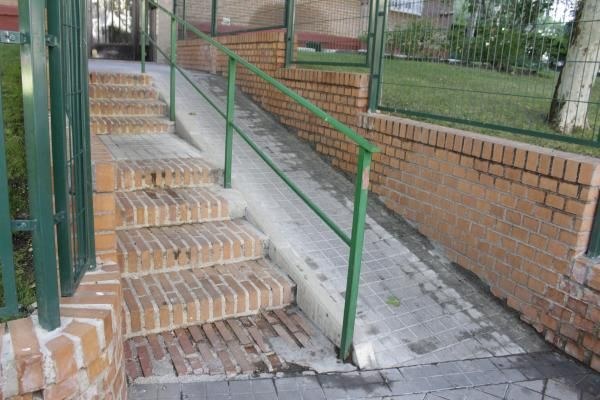 Foto de recurso de unas escaleras y una rampa Foto de recurso de unas escaleras y una rampa
