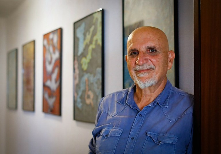 Lete Ortega es ceramista, escultor y pintor (imagen plano medio del artista)