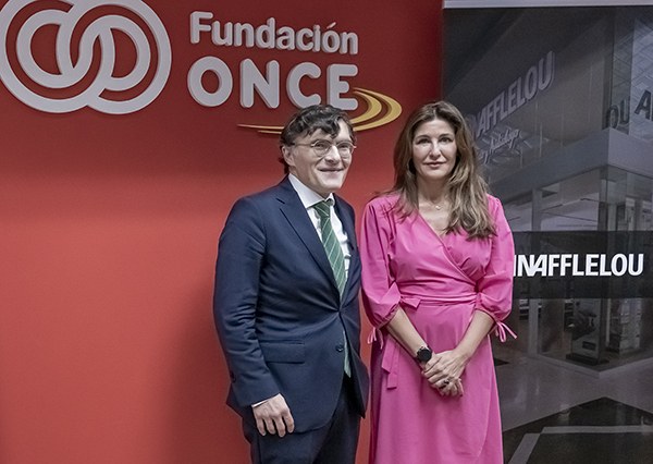 Alberto Durán y Eva Irans posan tras la firma del convenio