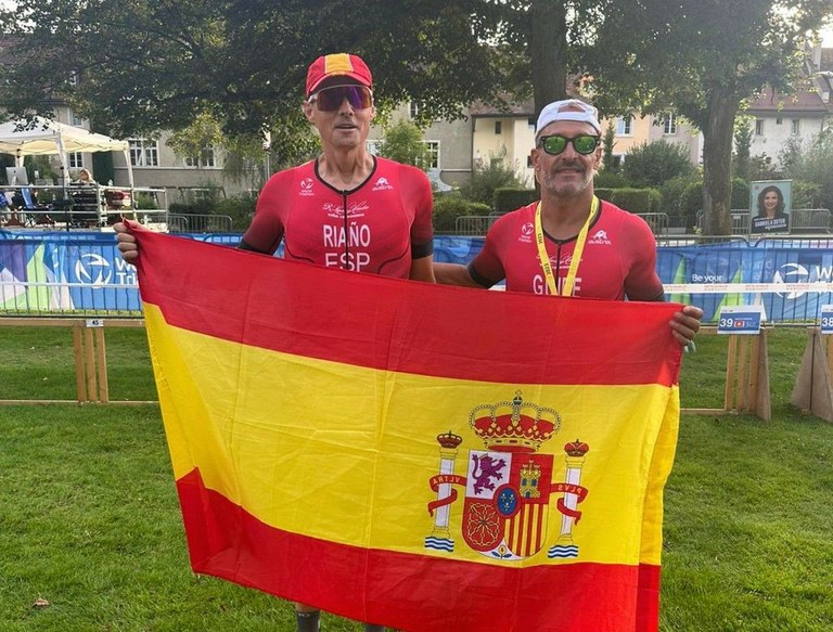 Celadqa y Riaño con las medallas