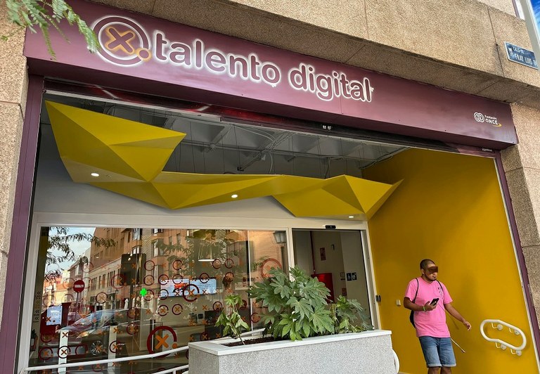 Alumno de Por Talento Digital saliendo de la sede
