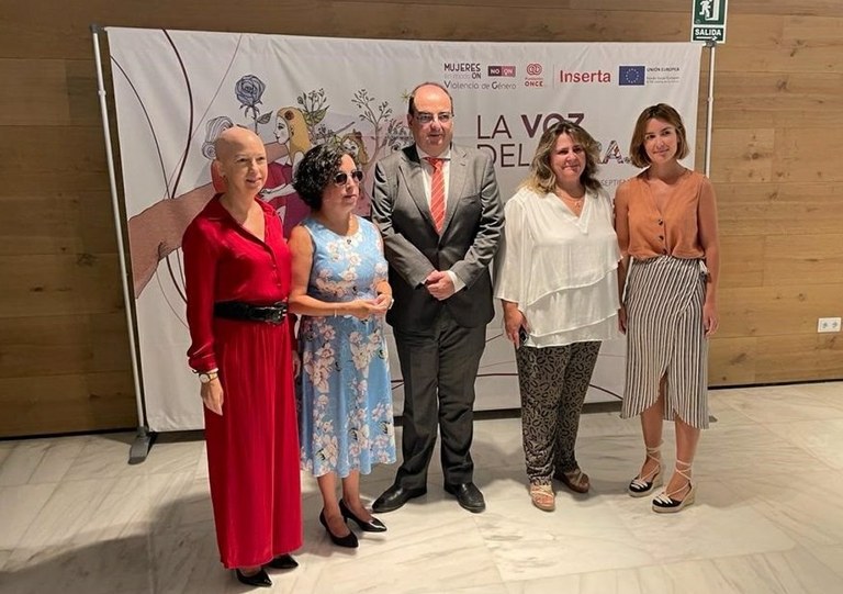 Foto de familia de la presentación del libro La voz del coraje