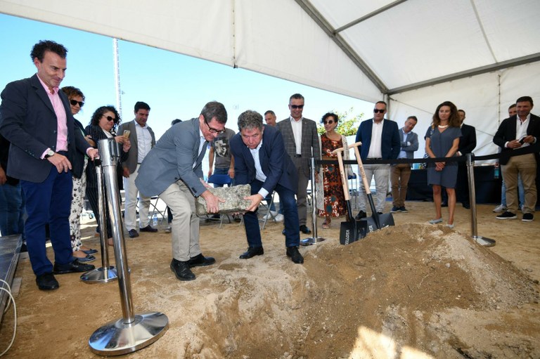 Momento del acto de colocación de la primera piedra del complejo residencial de Ilunion en Pontevedra