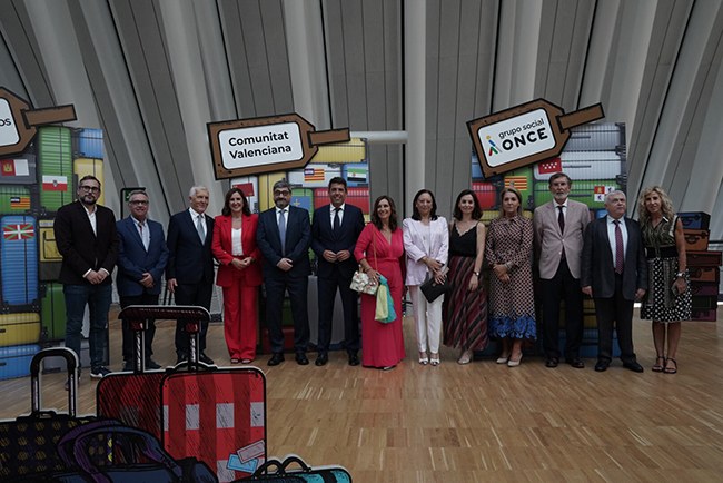 Foto de familia ganadores y autoridades