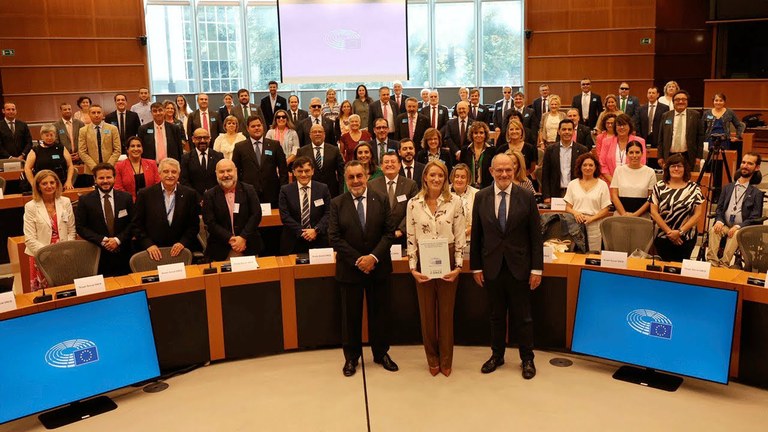 Foto de familia de la renovación del acuerdo con el PE, firmado por Metsola y Miguel Carballeda, como presidente del Grupo Social ONCE