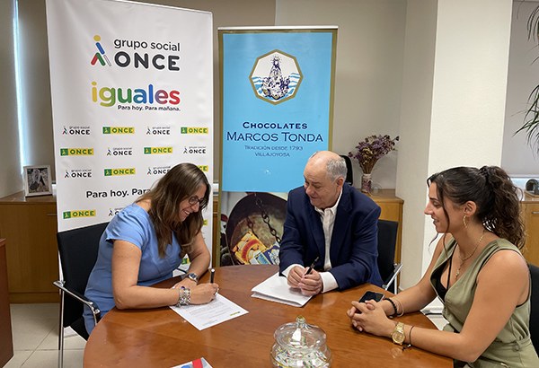 Momento de la firma del convenio entre ONCE y Chocolates Tonda