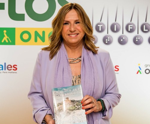 Nieves Barambio Saiz, ganadora del Tiflos de Literatura ONCE (convocatoria 2022) para escritores ciegos, con su novela Al borde del precipicio