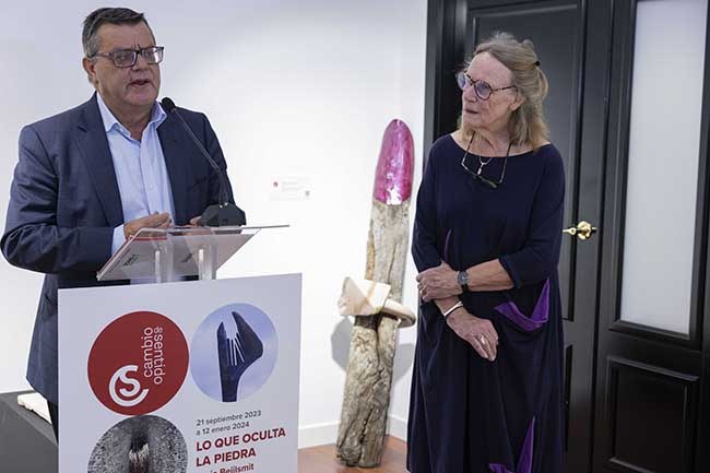 Martínez Donoso junto a la autora, presentan la exposición