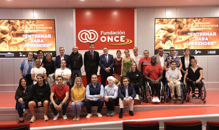 Foto de familia de los participantes en el curso