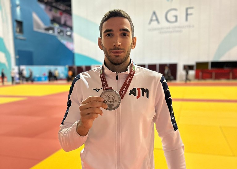 Ibáñez muestra su medalla de plata