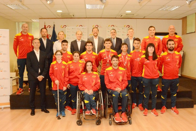 Foto de familia del equipo Veralia y los responsables institucionales
