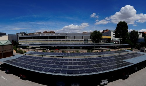 Vista de los panes solares colocados en el centro de la ONCE