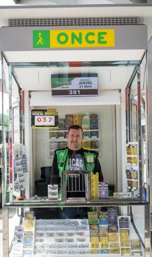 Vendedor de la ONCE en su kiosco 