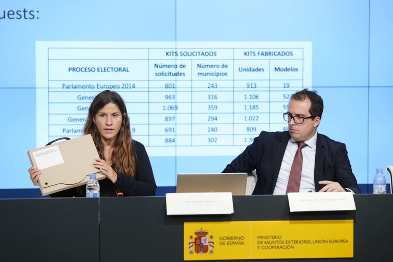 Un momento del taller en el que mostraba el kit de voto accesible para las personas ciegasi