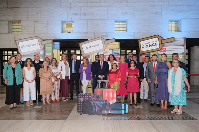 Foto de familia premiados y autoridades
