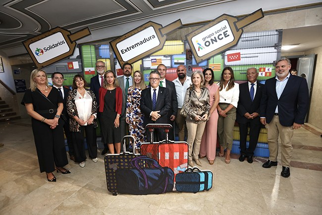 Premiados y autoridades de los Solidarios Extremadura