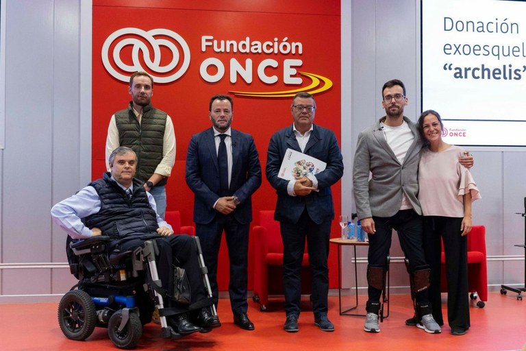 Entrega del exoesqueleto al doctor Faustino Afonso en Fundación ONCE | Foto de Jorge Villa
