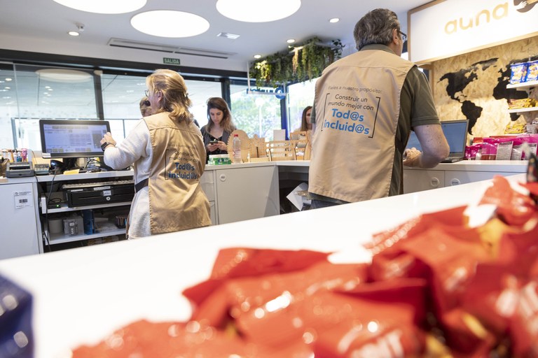Dos de los trabajadores de la tienda de Valme