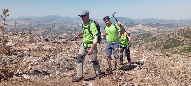 Daniel Hurtado durante la ruta del reto 8 Cimas con dos compañeros que le ayudan usando la barra direccional