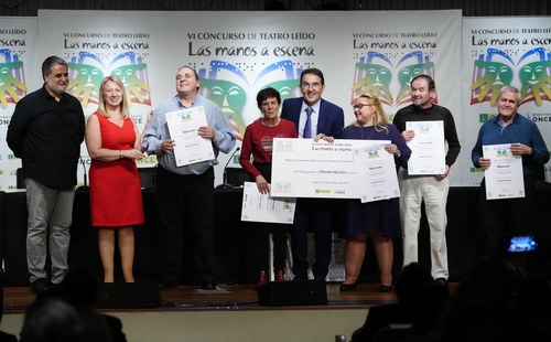 Alfateatro recogiendo el premio