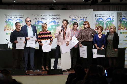 Alma en escena recogiendo el premio