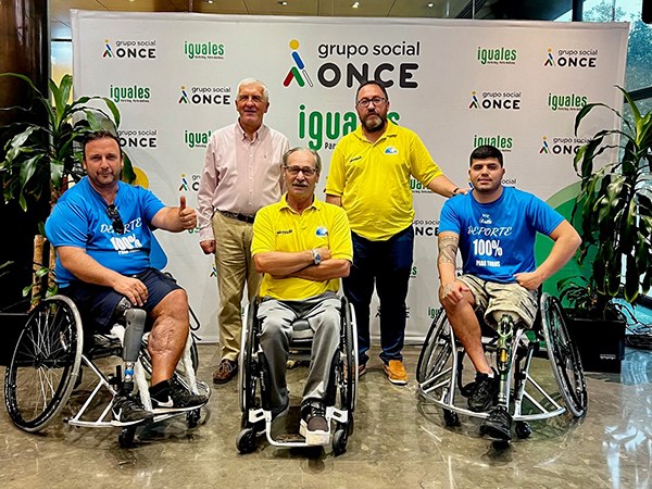 Momento de la entrega al equipo Godella