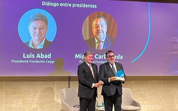 Miguel Carballeda recoge el galardón