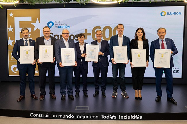 Foto de familia con la recepción de los diferentes sellos