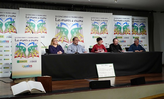 El grupo ganador durante la lectura