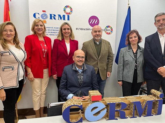 Foto de familia de los participantes en la reunión