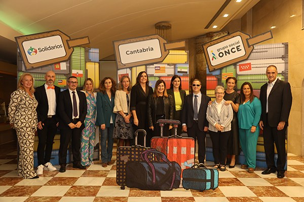 Autoridades y premiados Solidarios Cantabria