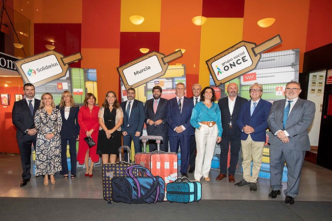 Foto de familia autoridades y ganadores Solidarios Murcia