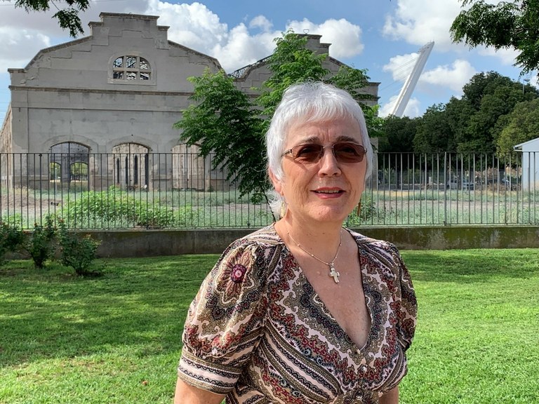 Gumersinda Naranjo en una imagen de plano medio en exteriores