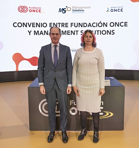 Virginia Carcedo y Miguel Ángel Poblet posan tras la firma del convenio