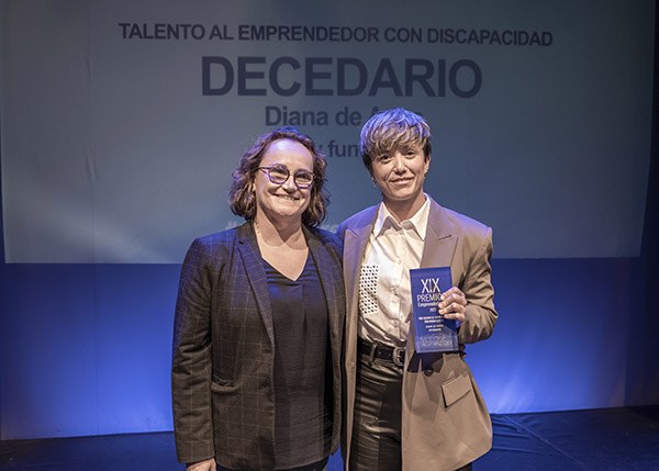 Sabina Lobato y Diana de Arias posan tras la entrega del galardón