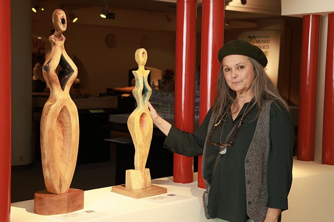 Ana Mª  Marín junto a dos de sus esculturas