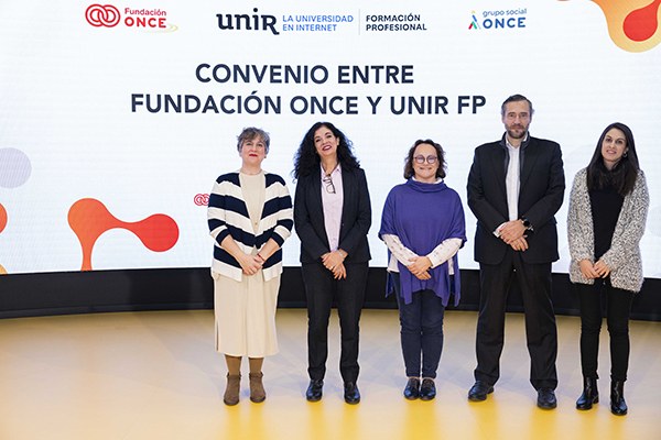 Foto de familia de los participantes en la presentación