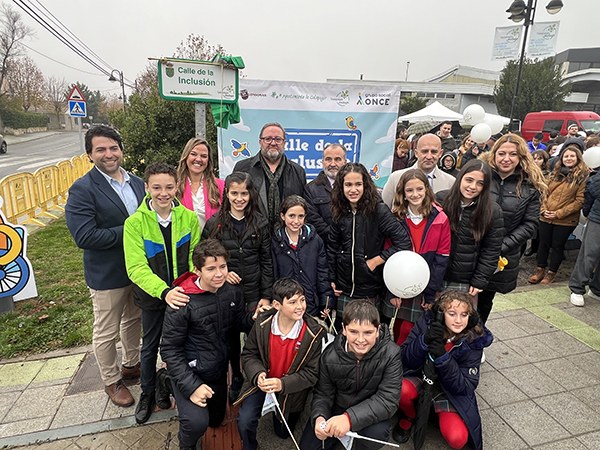 Un grupo de chavales junto a las autoridades inauguaran la calle